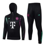 F520 23/24 Bayern half zipper black with cap kit S-XXL