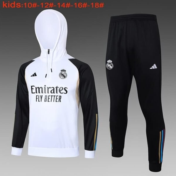 E747 23/24 Bayern short zipper white with cap  kids kit 10-18
