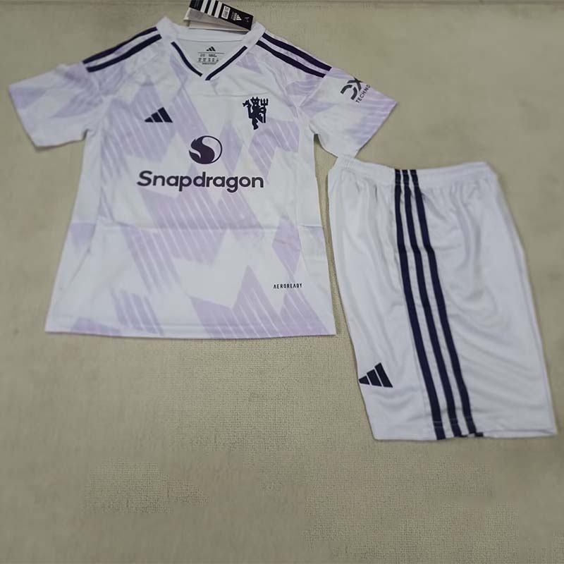 g4mm03qjrav.jpg Manchester United 2526 Away Kids Kit - Imagem 1